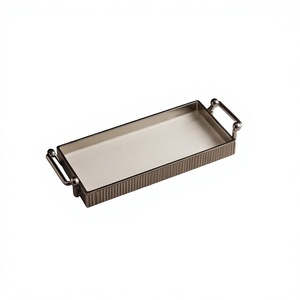 Plateau rectangulaire moderne en métal cannelé émaillé blanc avec poignées sphériques argentées, plat décoratif pour table ottoman ou plateau de service - Product Image 1