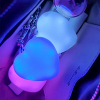 Porte-clés lumineux LED en forme de cœur, portable, avec capteur tactile, rechargeable USB-C, en plastique, idéal pour Halloween, étudiants et cadeaux