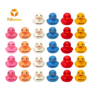 Regali promozionali per bambini giocattoli da bagno estivi con Logo personalizzato con stampa Multi colori diversi piccoli giocattoli Mini gomma anatra alla rinfusa - Product Image 1