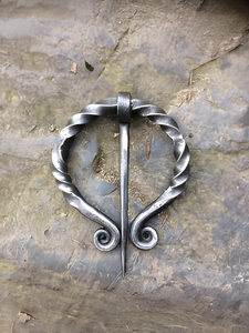 Broche torsadée en fer forgé faite à la main, style pénannulaire médiéval viking antique, pour vêtements/cape - Product Image 3