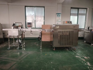Petite <span class=keywords><strong>machine</strong></span> <span class=keywords><strong>à</strong></span> chocolat Ligne de production <span class=keywords><strong>Machine</strong></span> <span class=keywords><strong>à</strong></span> chocolat entièrement automatique Ligne de <span class=keywords><strong>d</strong></span>épôt de chocolat Oneshot - Product Image 2