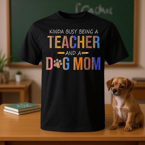 Camiseta con estampado digital de manga corta y cuello redondo para adultos, unisex, con estampado de "Kinda Busy Being A Teacher And A Dog Mom", para el regreso a clases y graduación - Product Image 3
