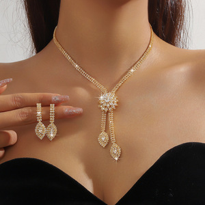 Parure de bijoux tendance 2026 avec boucles d'oreilles et collier à pampilles en zircon fleuri pour femme - Product Image 1