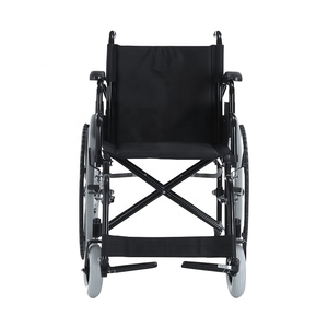 Professioneller manueller Rollstuhl mit breiten Vorderrädern und hochklappbaren Armlehnen für medizinische Einrichtungen - Product Image 2