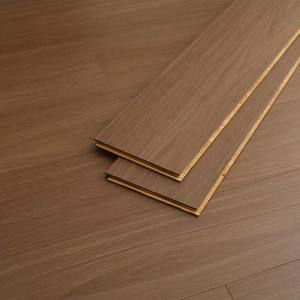 Plancher en bois massif texturé moderne et élégant à trois couches, antidérapant, confortable au toucher, pour la sécurité des personnes âgées dans la chambre et le salon - Product Image 2