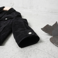 Veste en daim noir pour femme, col rabattu décontracté, design avec poches boutonnées, coupe courte et ample pour un usage quotidien