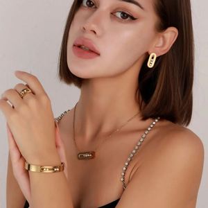 ใหม่ล่าสุดในชุดเครื่องประดับสแตนเลสสร้อยคอชุบทอง18K แหวนต่างหูสร้อยคอเลื่อนห่วงโซ่กระดูกไหปลาร้าเคลื่อนย้ายสำหรับผู้หญิง - Product Image 1