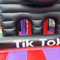 Parcours d'obstacles gonflable robuste en PVC 18oz sur le thème du court-métrage, château gonflable avec toboggan EN14960 pour événements commerciaux