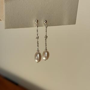 Boucles d'oreilles longues rétro françaises avec perle d'eau douce naturelle et argent pur S925, design délicat en argent écrasé - Product Image 5