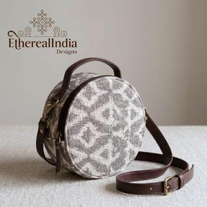 Sac bandoulière rond beige artisanal en coton tissé, style bohème, petit sac, fournisseur en gros, export Inde - Product Image 3