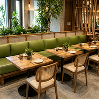 Ensemble de banquettes et table de restaurant de qualité commerciale de luxe, banquette en cuir vert et bois avec chaises en rotin