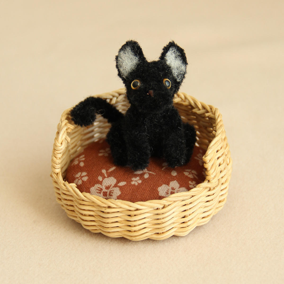 Cama de gato de color claro + gato negro