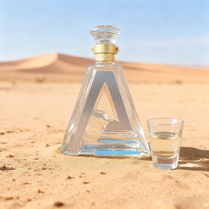 Bouteilles en verre vides transparentes en forme de lettre irrégulière de haute qualité 750ml bouchon couronne or estampillé pour vodka Gin whisky - Product Image 1