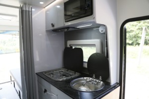 Remolque Camper para Motocicletas Manley de 19 pies, el Más Ligero, con Capacidad para 4-6 Personas, Construcción con Paneles Sándwich - Product Image 4