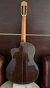 Guitarra Clásica Profesional de Alta Calidad con Tapa Sólida Tamaño 4/4 Hecha a Mano para Córdoba con Nuevo Diseño Único - Product Image 3