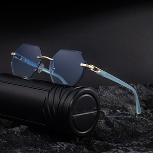 แว่นกันแดดทรงเหลี่ยมไร้กรอบ ยูนิเซ็กซ์ สีดำ วัสดุพลาสติกและโลหะ ป้องกันรังสียูวี 400 เลนส์พีซี ระดับ 2 สำหรับขับรถและแฟชั่น - Product Image 5