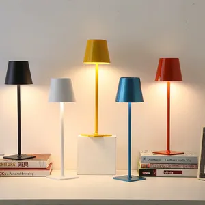 Lámpara de mesa de carga LED de metal de pie alto USB creativa para decoración de bar y mesa en hoteles nórdicos americanos