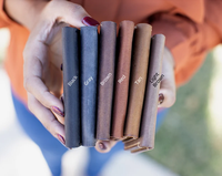 Étiquette de bagage personnalisée en cuir véritable fait main avec sangle, idéale pour les cadeaux de mariage, les souvenirs de voyage et les accessoires de bagage, personnalisable avec votre logo.