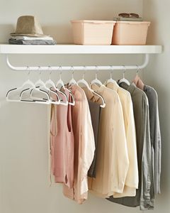 Cintre en plastique en forme de S pour col petit ou col montant, avec barre porte-pantalon, vente en gros - Product Image 3