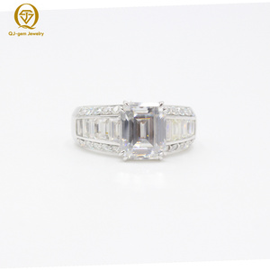 Bague de luxe pour homme en or blanc 18 carats avec diamant de laboratoire taille baguette et certificat IGI – Haute qualité, taille personnalisable, idéale pour un cadeau - Product Image 1