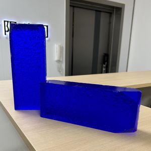 1 Pieza de Cristal de Cuarzo Hidrotermal en Bruto, Cristales Azules Oscuros Sin Cortar, Gema Sintética en Bruto para Corte de Gemas - Product Image 2