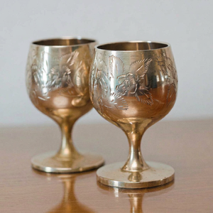 Gobelet à vin vintage en laiton, gravé à la main avec un motif floral, calice décoratif, vaisselle rustique, tasse cadeau - Product Image 1