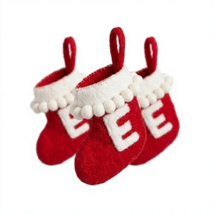 Meilleur chaussette de Noël artisanale traditionnelle en feutre de laine rouge de l'Himalaya, ornement avec pompon blanc et lettre E, décoration murale - Product Image 4