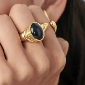 कस्टम थोक सोना मढ़वाया स्टेनलेस स्टील देवियों आभूषण सामान सुंदर काले गोमेद महिलाओं उंगली की अंगूठी