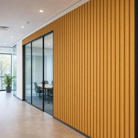 WYRAX Panneau mural cannelé WPC à finition décorative nervurée pour hall d'accueil professionnel, en chêne clair avec joint intégré