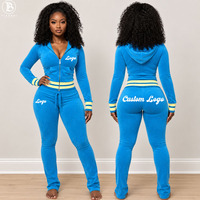 Nouveautés : Ensemble jogging 2 pièces pour femme, comprenant un crop top en tissu éponge et un pantalon, en coton et élasthanne, coupe ajustée, avec sweat à capuche.