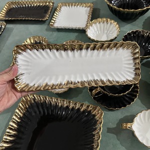 Assiettes à dîner de 8 pouces, <span class=keywords><strong>porcelaine</strong></span> <span class=keywords><strong>noire</strong></span> avec garniture en or, assiettes en céramique dorée, idéales pour les desserts et les apéritifs. - Product Image 6