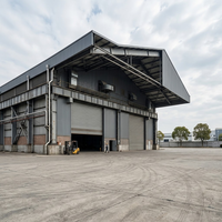 Portes à enroulement industrielles pour bâtiment d'atelier en acier à panneaux verticaux gris foncé, à pignon haut, avec persiennes de ventilation, design moderne, pour usine de grande hauteur