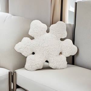Coussins décoratifs <span class=keywords><strong>de</strong></span> Noël <span class=keywords><strong>en</strong></span> <span class=keywords><strong>forme</strong></span> <span class=keywords><strong>de</strong></span> flocon <span class=keywords><strong>de</strong></span> neige <span class=keywords><strong>blanc</strong></span> <span class=keywords><strong>de</strong></span> haute qualité, coussins décoratifs pour la décoration <span class=keywords><strong>de</strong></span> la maison - Product Image 4