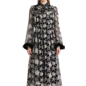 Novità per l'Autunno 2025: <span class=keywords><strong>un</strong></span> Elegante Abito in Stile Retrò con Colletto Alto, Maniche Svasate Vaporose e Motivo Floreale. - Product Image 4