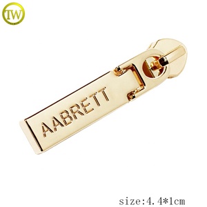 Bolsas de alto pulido Piezas de metal Marca Cremallera Slider Logos Accesorio de ropa chapado en oro Tirador de cremallera para abrigo - Product Image 2