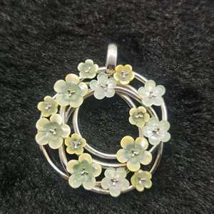 Colgante de flor artesanal con aventurina verde y nácar dorado - Product Image 2