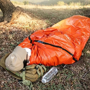 Sac de couchage d'urgence léger, bivouac d'urgence avec sifflet pour le camping, la randonnée et les aventures en plein air - Product Image 2