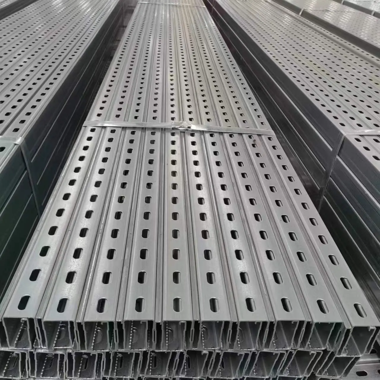 2m長さ22*41マグネシウムアルミニウム合金亜鉛メッキユニストラット鋼建物ストラットプロファイル