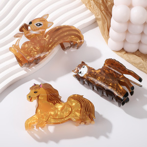 Pinza para el pelo de acrílico con diseño creativo de animales (oveja, ardilla, caballo) y garra de tiburón, elegante y moderna, para niños - Product Image 1