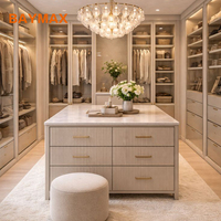 Dressing en U en bois avec îlot central en marbre
