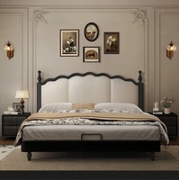 Lit double de luxe moderne avec tête de lit ondulée, cadre rembourré, style français, cadre en bois festonné pour chambre principale