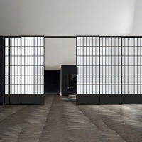 Porte coulissante en verre et aluminium noir de style japonais KOMPSTAR avec grilles noires, cadre étroit, séparateur de pièce pour restaurant et maison