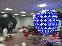 La forme créative d'intérieur polychrome a mené l'affichage d'écran mené par boule sphérique flexible de boule de l'écran P2 P1.8