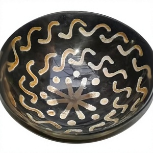 Bol en corne de buffle moderne, poli, écologique et personnalisable pour la décoration de la maison, la présentation de salades, de fruits ou de collations sèches - Product Image 1