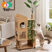 Arbre à chat en bois à plusieurs niveaux décoré de plantes vertes, répondant aux besoins d'escalade des chats pour la maison et le salon