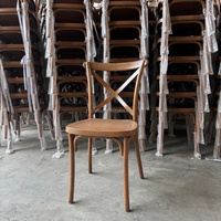 Chaise de salle à manger ZKAI en PP imitation bois marron à dossier croisé pour mariages, banquets, événements et réceptions hôtelières