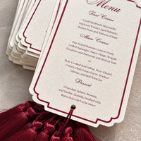 Cartes de Menu de Mariage Premium avec Pompon Bourgogne – Cérémonie et Réception – Luxe, Élégance, Faits Main, Papier Gaufré Artistique – Petite Série – Amour Féerique