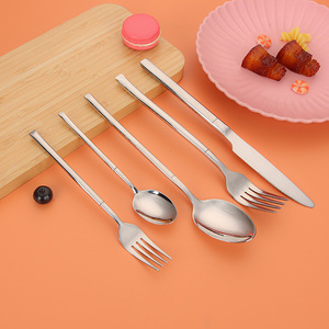 Ensemble de Couverts de Luxe <span class=keywords><strong>en</strong></span> Acier Inoxydable de Haute Qualité – Vaisselle Durable <span class=keywords><strong>Argent</strong></span>ée (Fourchettes, Cuillères, Couteaux) pour Usage Domestique et Cérémonies - Product Image 4