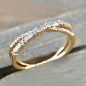 H393 Anello di fidanzamento da donna in oro bianco con diamanti taglio baguette e pietre laterali naturali colore G - Product Image 5