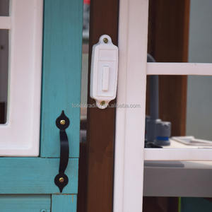 Casa de Juegos de Madera para Niños, Resistente a la Intemperie, con Cocina de Juguete, Toldo Rojo, Valla y Comedero para Pájaros - Cabaña de Juegos para Diversión en el Patio Trasero - Product Image 4